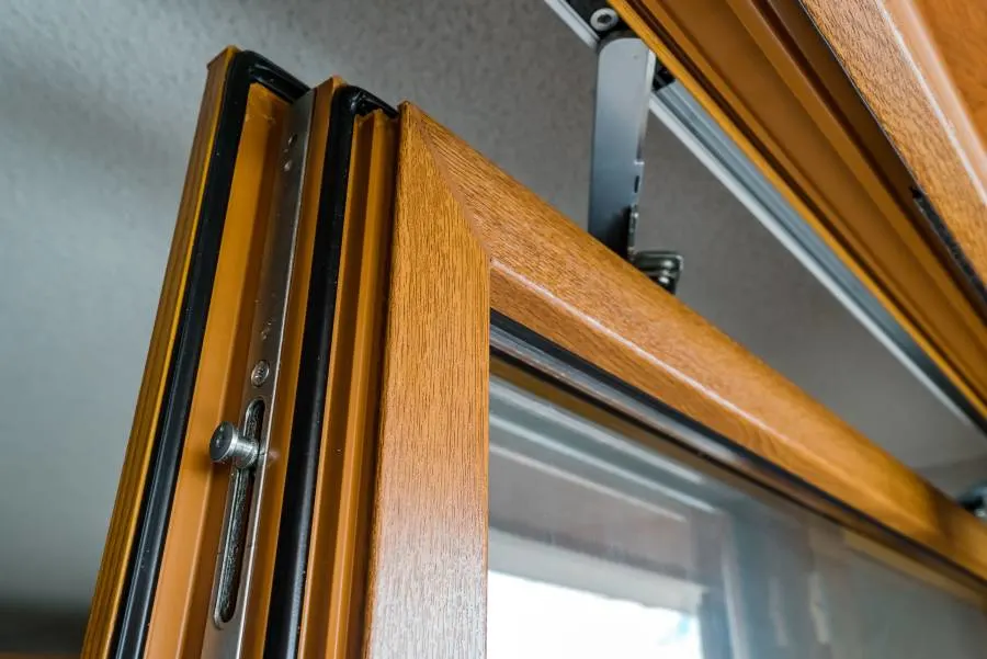 Detalle de manilla de seguridad con llave y mecanismo de cierre multipunto en ventana PVC Starwin